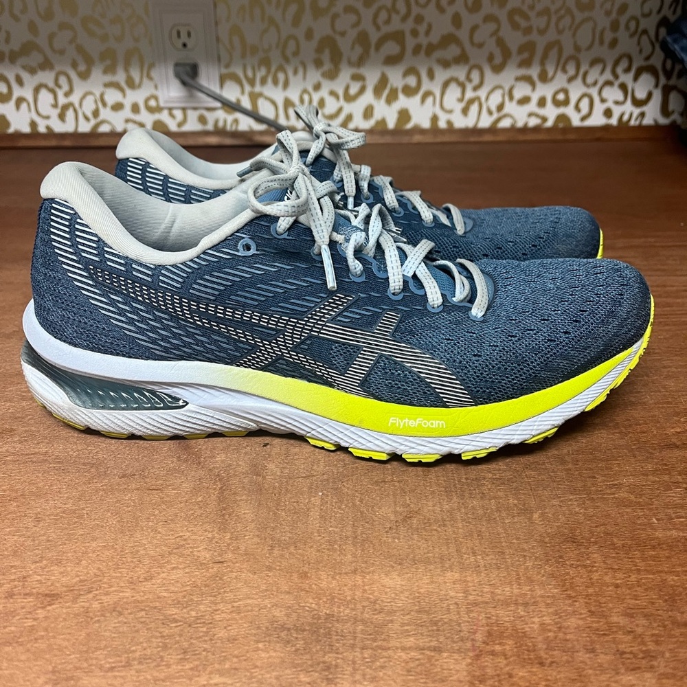 Women’s size 11 ASICS